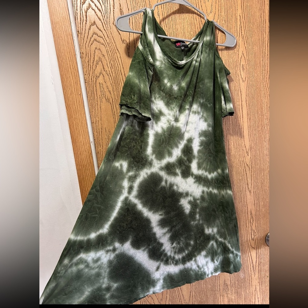 This is a Poof tye dyed dress the colors are green and white. It is a size XL
